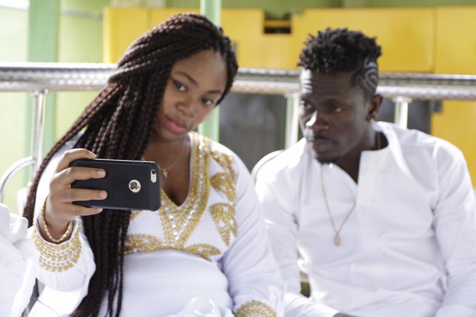 Shatta Wale poses for a Selfie!