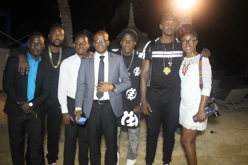 The Ghanaian Media in Mauritius with Stonebwoy......Thats Chris Handler in The Blue like shirt nu..lol