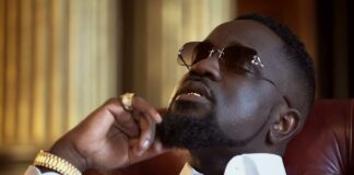Sarkodie Goes On Gifting Spree As He Gifts Kofi Jamar, Camidoh, Amerado And Other Art Stuffs In UK