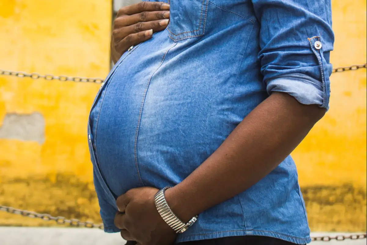 Une femme qui ne savait pas qu'elle était enceinte accouche quelques minutes après s'être plainte de maux d'estomac