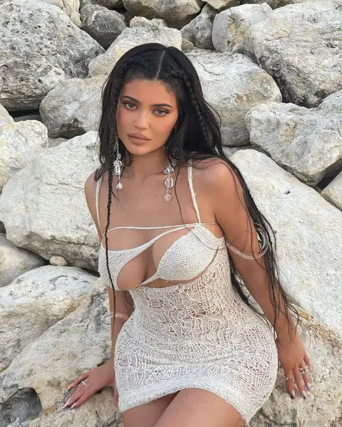 Kylie Jenner Age, Family, Boyfriend, Net Worth, Songs, Awards and More