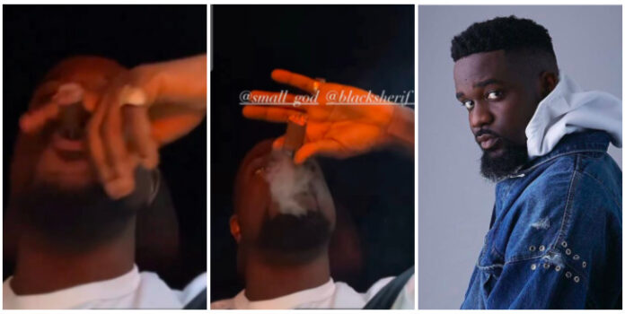 Sarkodie caught burning his nostrils with heavy cigar and fans are really worried